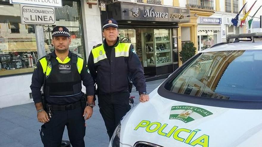 Imagen de los agentes de la Policía Local de Marbella que han asistido a la mujer que ha dado a luz en su coche.