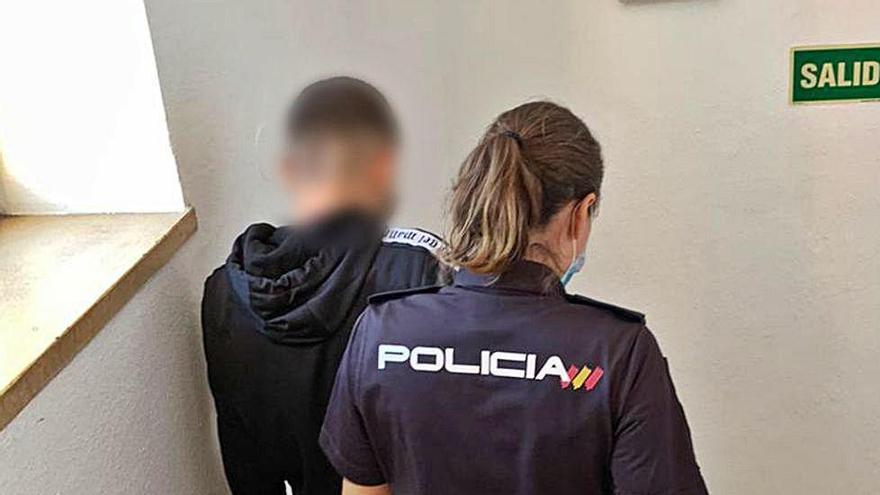 Cuatro jóvenes agreden a una vecina de Dénia por avisar de que hacían botellón