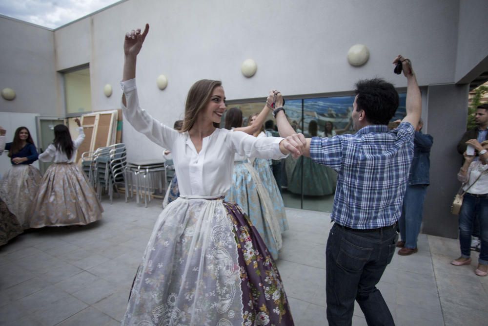 Ensayo de la Dansà con la fallera mayor y la corte