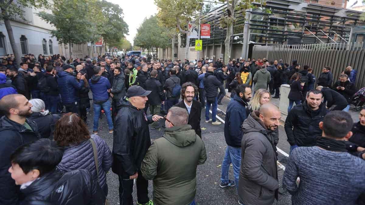 Concentración de mossos ante la Conselleria de Interior.