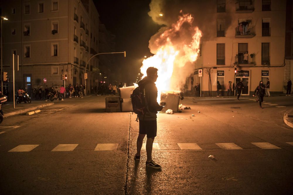 Càrregues i contenidors cremats al centre de Manresa al final de la protesta a la caserna