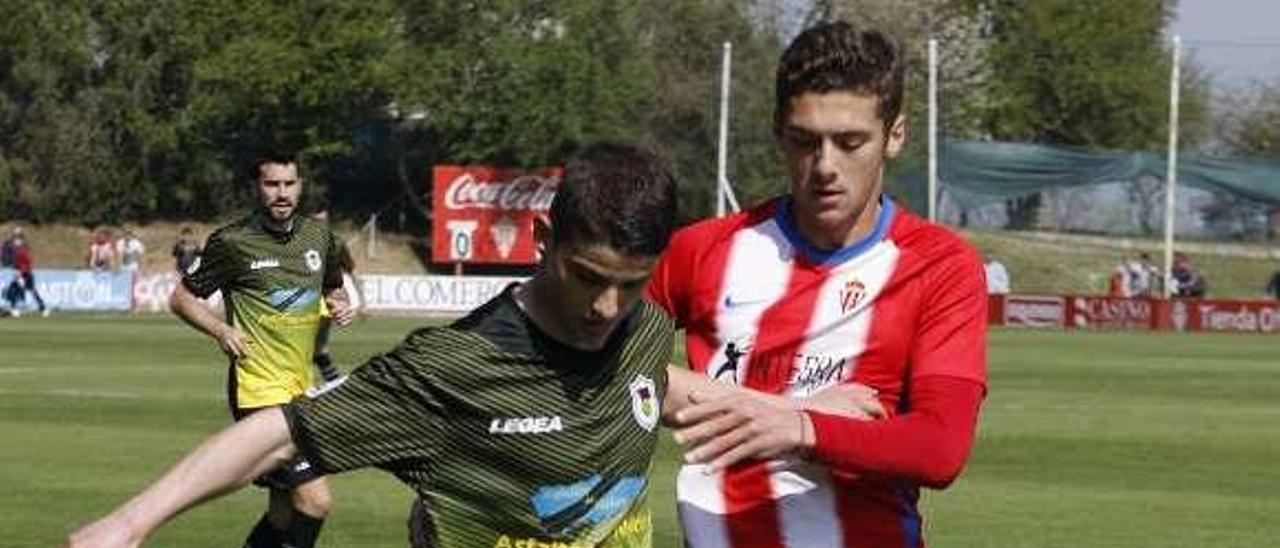 Riki controla la pelota en el duelo ante el Sporting B.