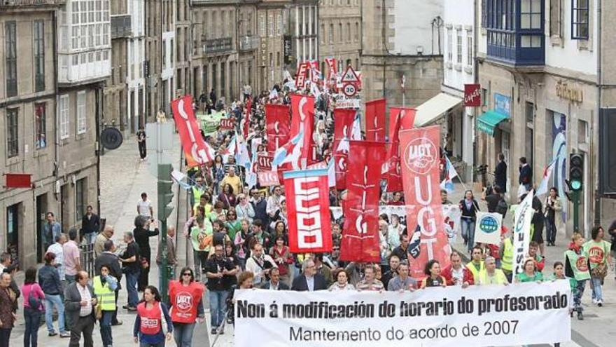 Cabecera de la manifestación, ayer, en Santiago. / jorge leal