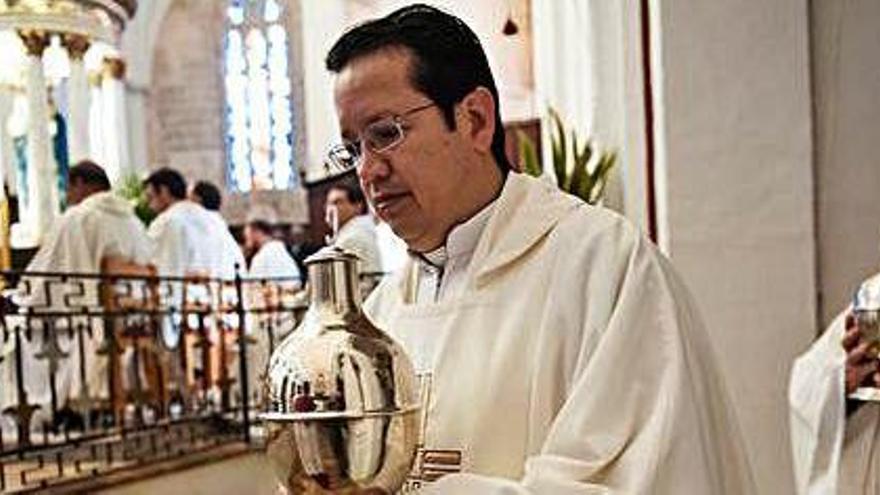 Los sacerdotes portan las ánforas con los óleos durante una misa Crismal celebrada en la catedral.