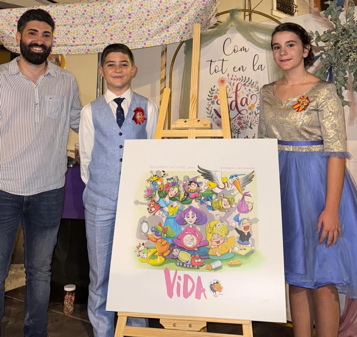 El artista fallero Artur Badia en la presentación del boceto 'Vida' y los representantes infantiles de la falla Sant Roc de Paterna.