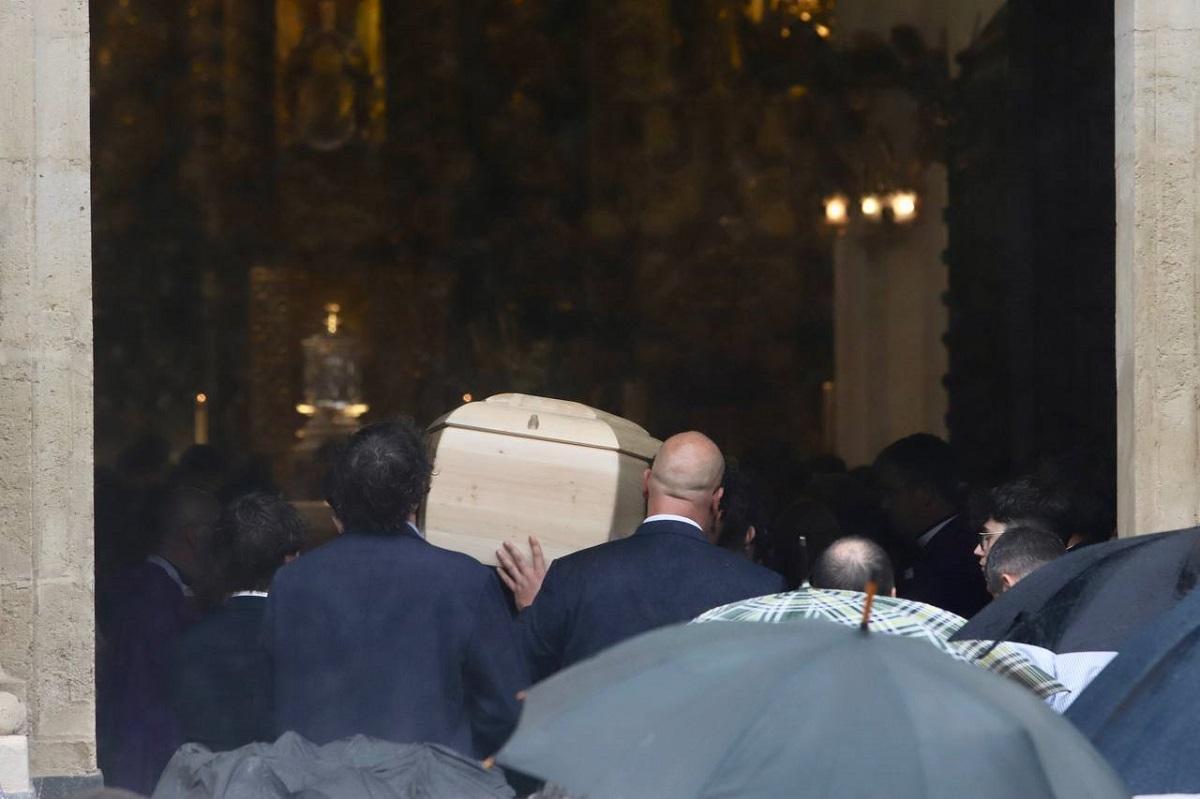 Entrada del féretro con los restos mortales de Álvaro Prieto en la iglesia de la Trinidad.