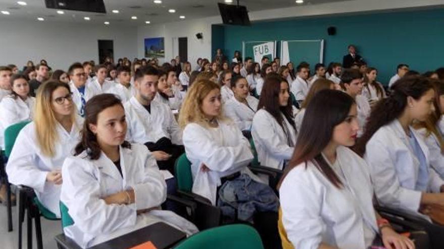 Estudiants de Medicina el primer dia del curs que van conèixer les instal·lacions de la FUB, el setembre