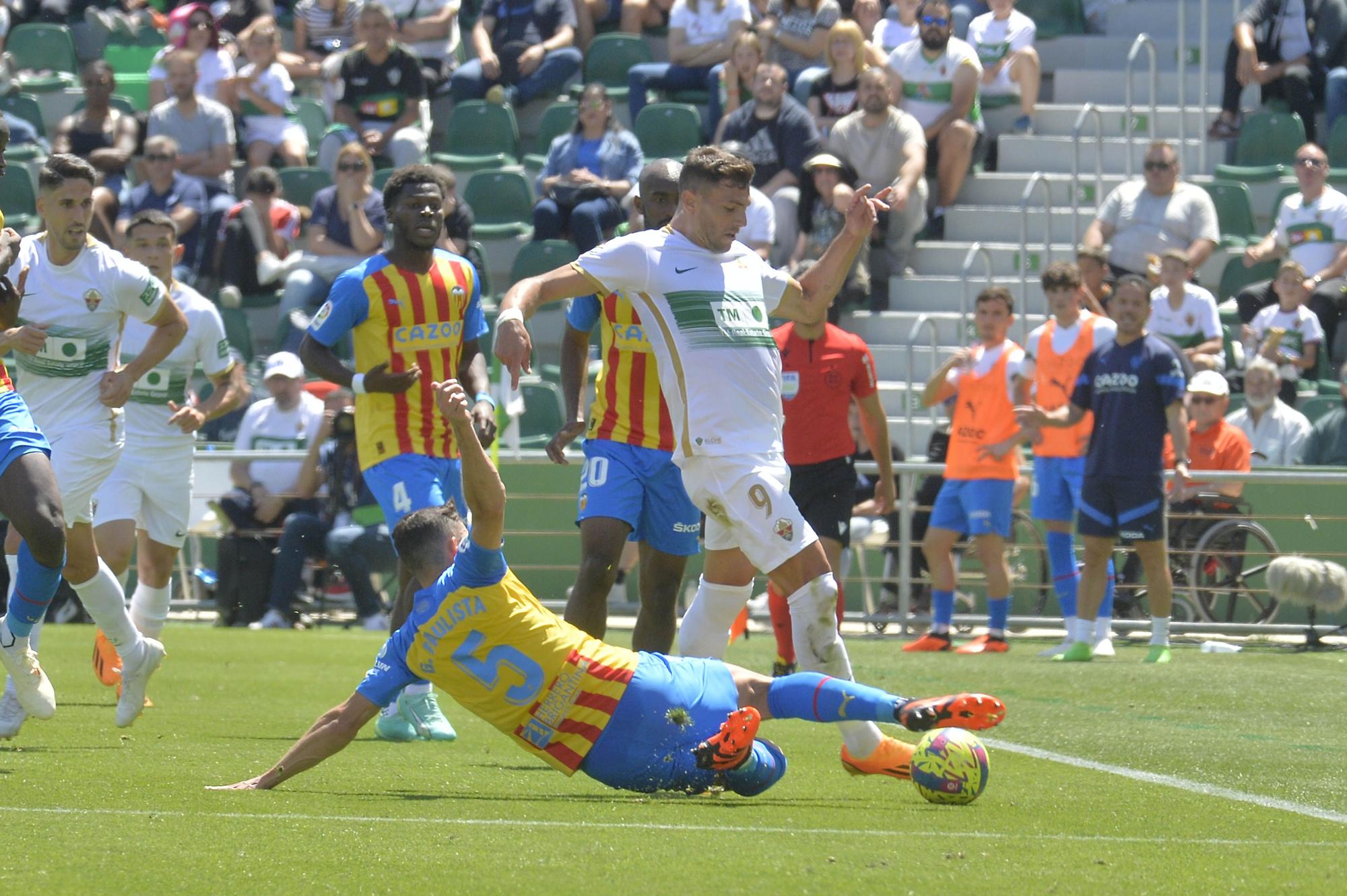 El Elche pone la alfombra al Valencia (0-2)