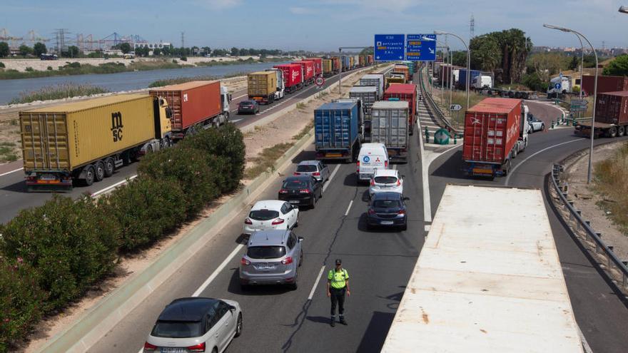 Los estibadores mantienen la huelga y pararán los puertos dos días