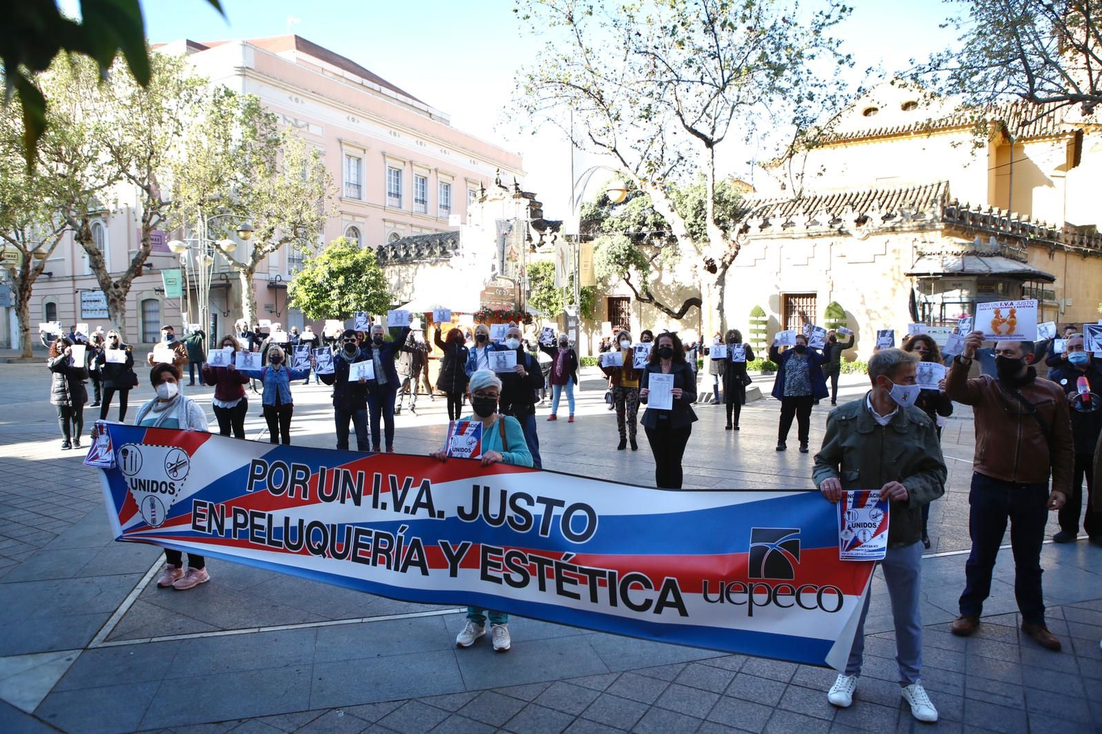 Peluqueros y estética reclaman la regularización del sector