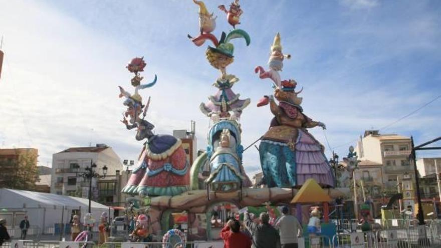 El monumento que Prado plantó las pasadas fallas, días antes de la «cremà».