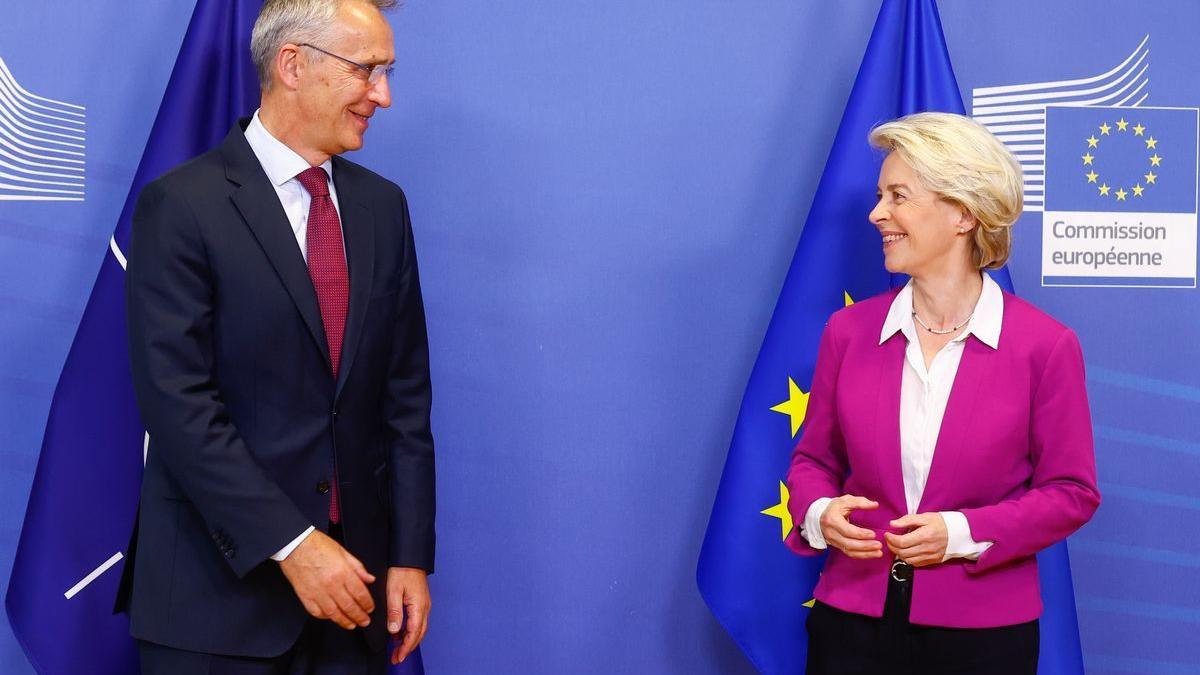 Jens Stoltenberg y Ursula von der Leyen.