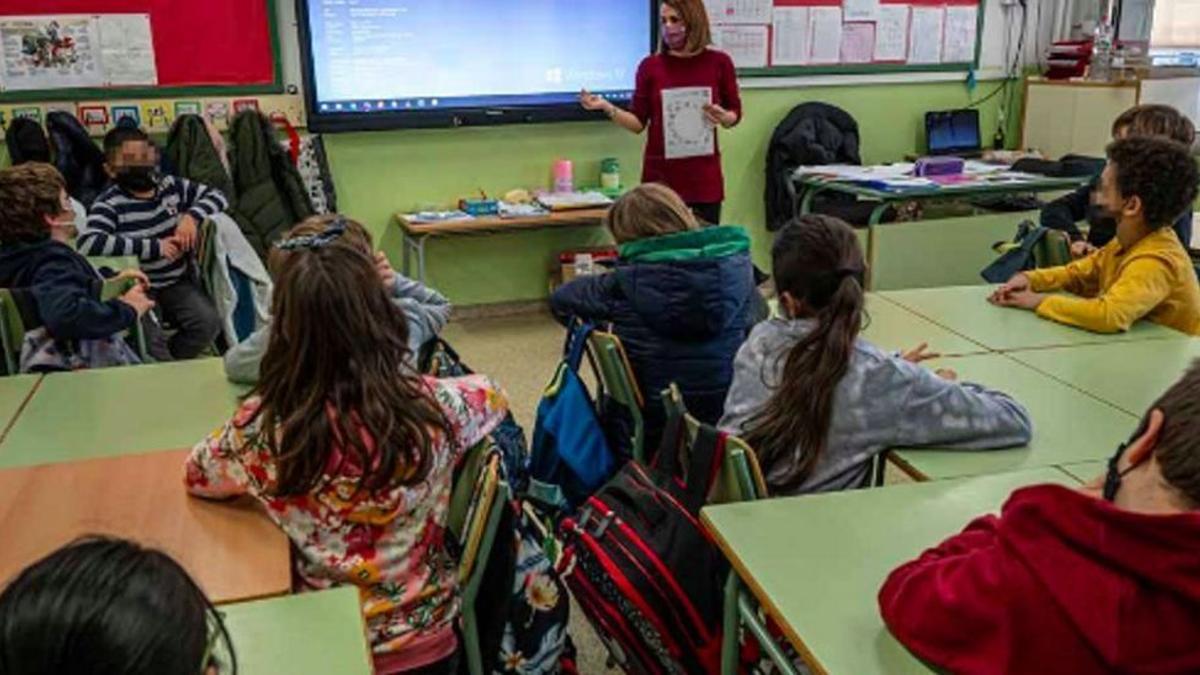 Una profesora imparte clase en la escuela Diputació de Barcelona.