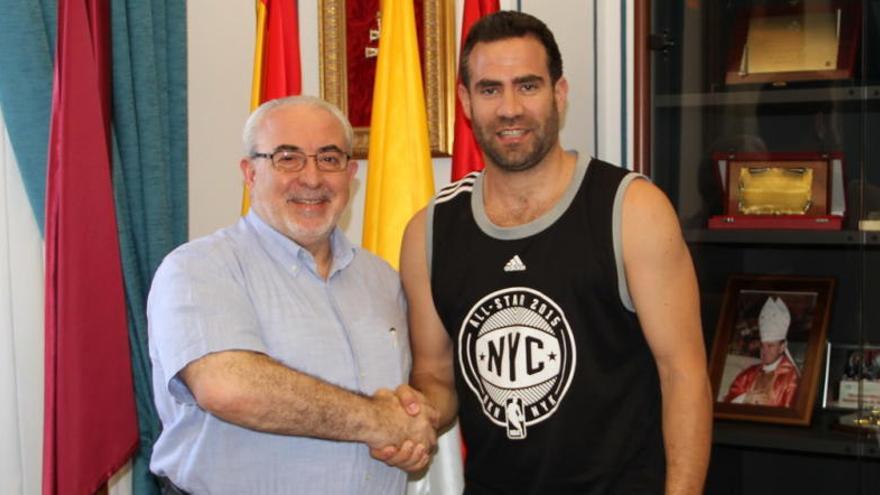 Carlos Cabezas con el presidente, José Luis Mendoza