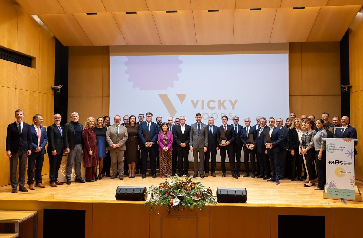Foto de grupo con los premiados, organizadores y autoridades.