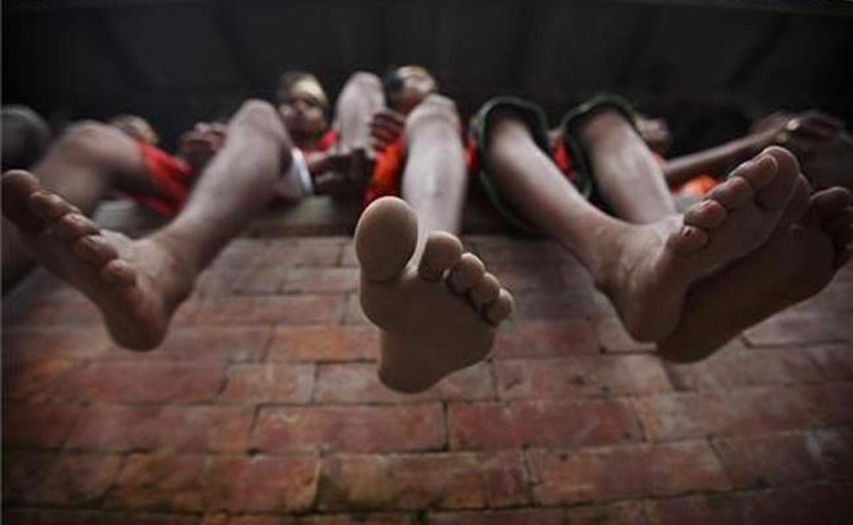 Durant el festival Shrawan Sombar a Kàtmandu (Nepal), els devots hindús es descalcen per celebrar diversos ritus al temple Pashupatinath.