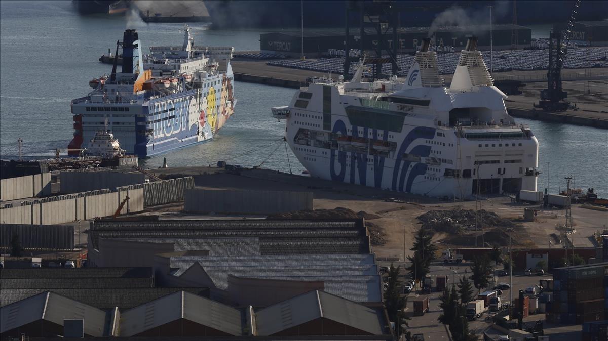 Los dos cruceros contratados por el Estado para alojar agentes policiales en el puerto de Barcelona.