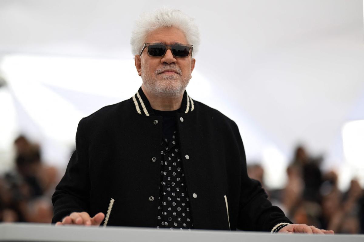 Pedro Almodóvar aterriza en Cannes. El cineasta estrena en Cannes el mediometraje ‘Extraña forma de vida’, con Ethan Hawke y Pedro Pascal, un wéstern protagonizado por dos gais que subvierte el género