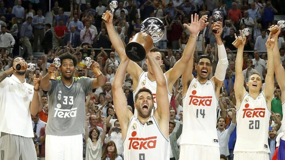 El capitán del Madrid Reyes levanta el título de Liga en el Palacio de Deportes