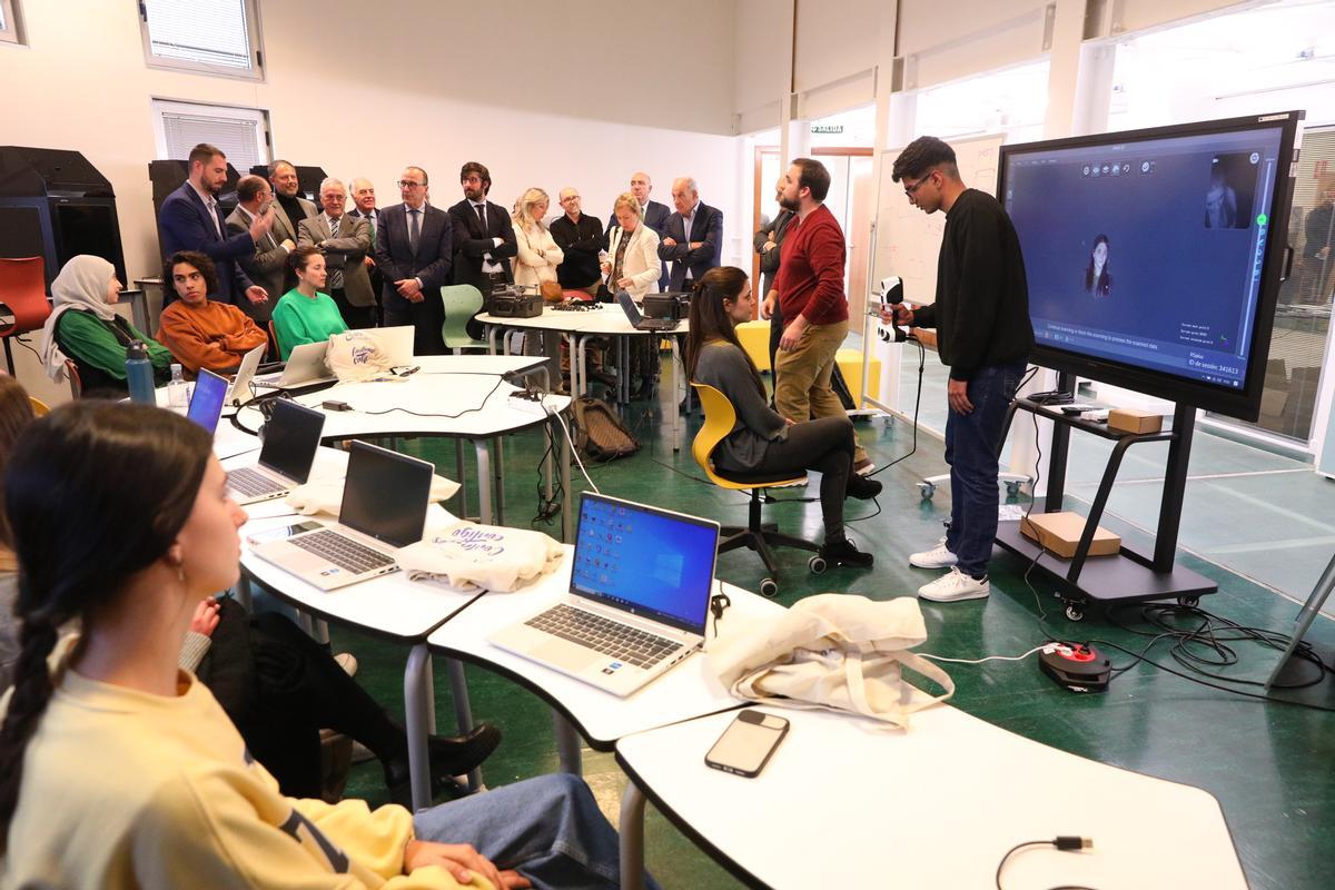 Un instante de la visita a la sede del Campus Digital.