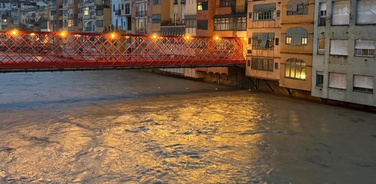 El río Onyar a su paso por el puente de las Peixateries Velles de Girona.