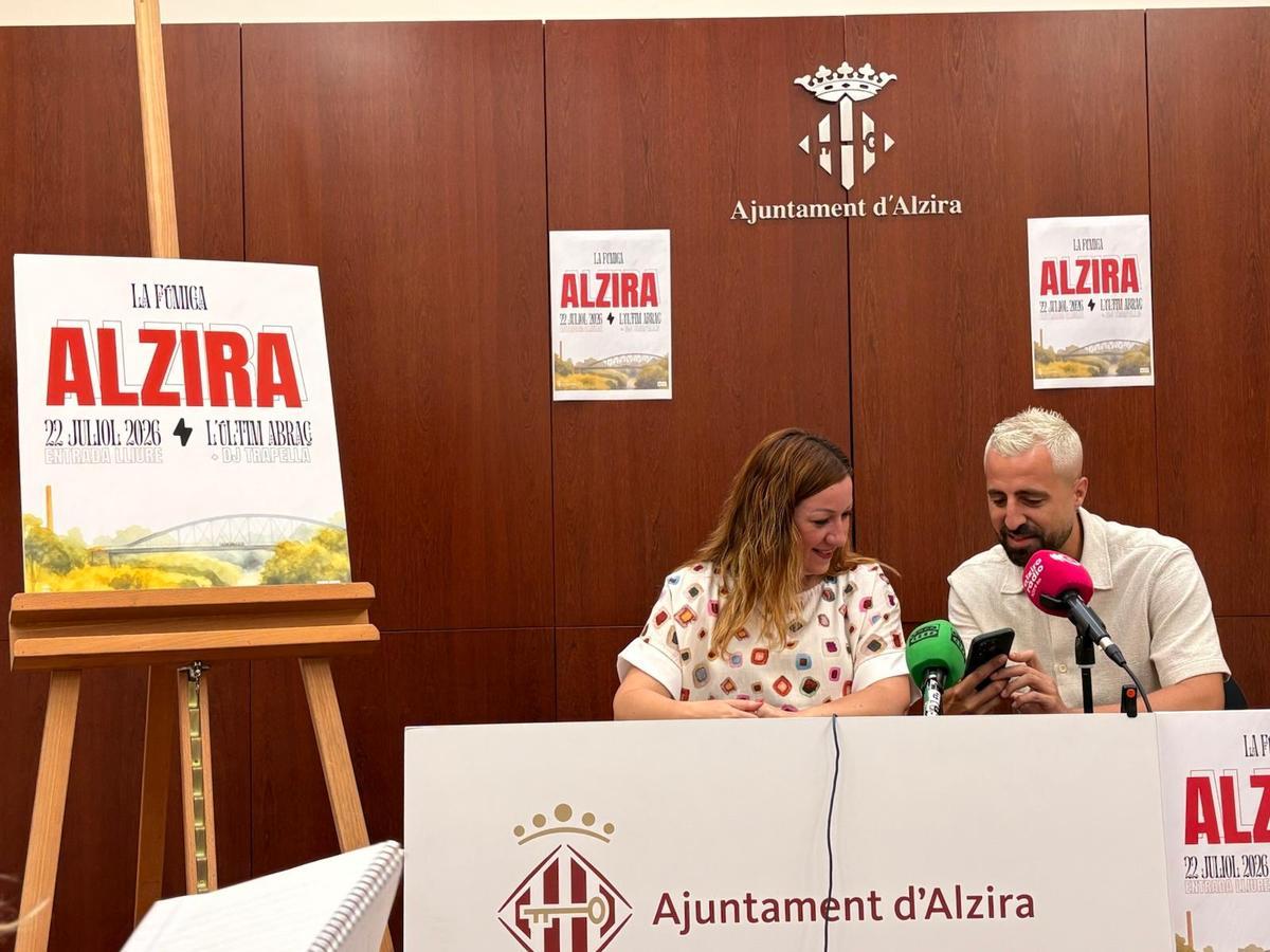 La concejala de Fiestas, Gemma Alós, y el cantante de La Fúmiga, Artur Martínez.