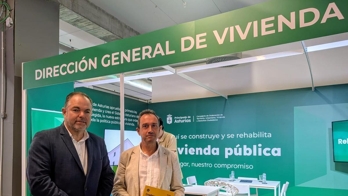 Carlos Paniceres y Ovidio Zapico, en el stand de la Consejería de Vivienda en la Feria de Muestras.