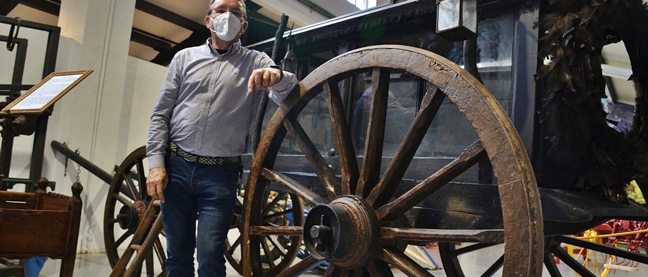 Ángel Menéndez Rubio apoyado en una de las piezas de su museo: un carro funerario del Medievo. |Ana Paz Paredes