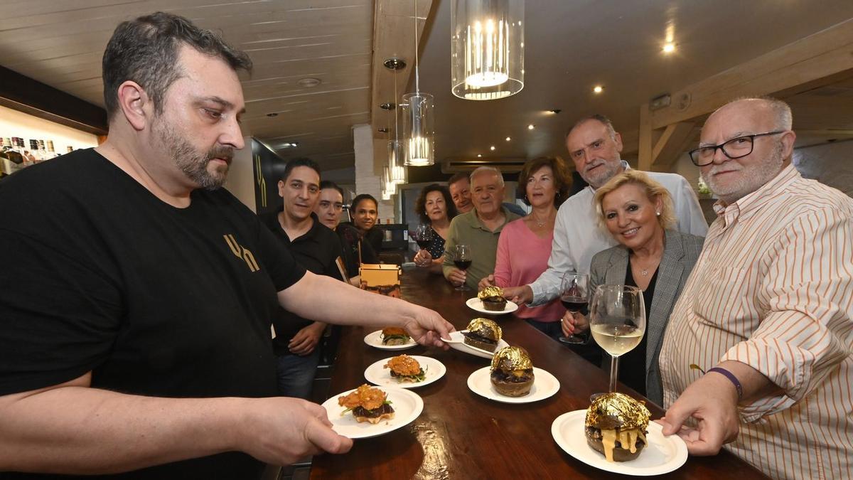 En la imagen, un grupo de clientes se disponen a degustar las creaciones del restaurante Vaca Negra en el primer día de la Ruta de la Tapa de Vila-real.