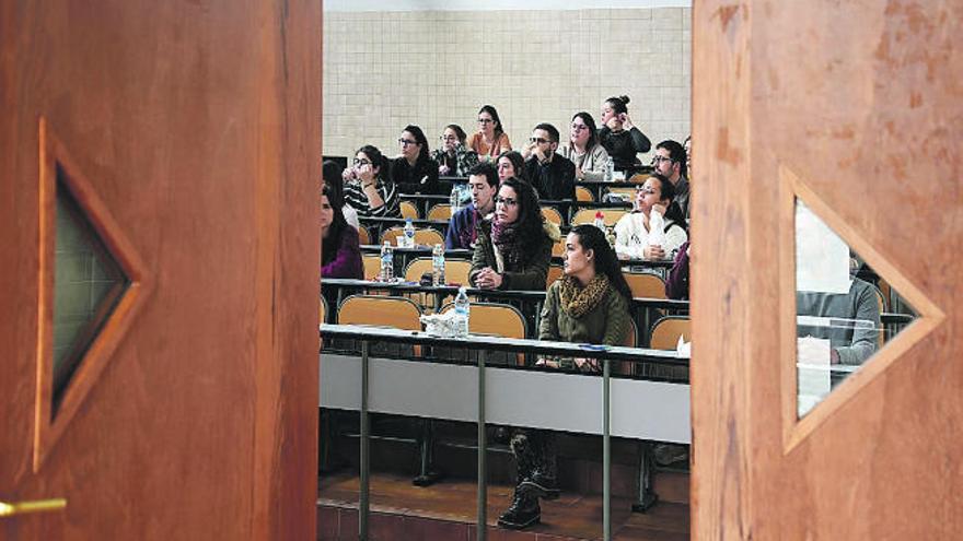 Imagen de archivo de varios médicos, durante el examen del MIR.