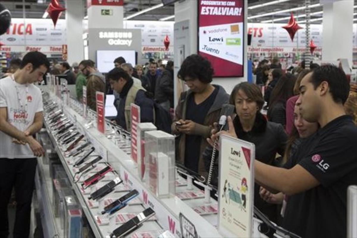 Clientes abarrotan una tienda de Barcelona en busca de los descuentos del Black Friday, el 27 de noviembre del año pasado.