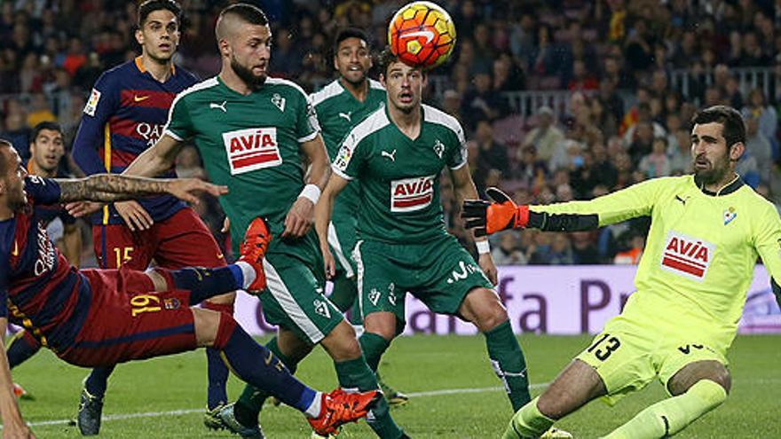 Sandro en una acción del partido.