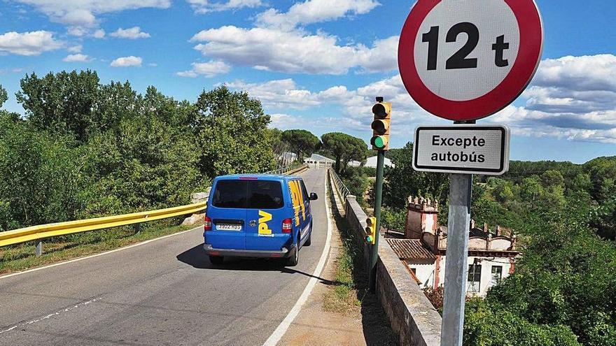 La nova senyal que prohibeix el pas a vehicles pesants al pont d&#039;Esponellà