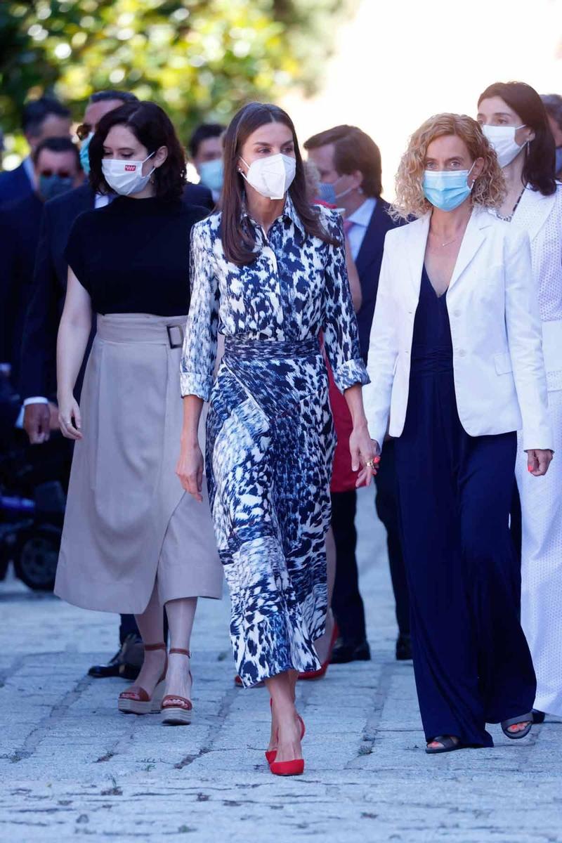 La reina Letizia con vestido estampado y salones rojos en la inauguración del 'World Blindness Summit Madrid 2021'