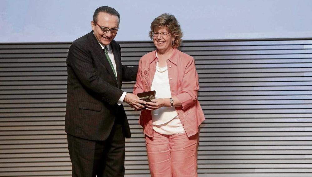 La directora de Càritas Mallorca, Margalida Riutort, recibió el premio a la entidad de manos del presidente de Prensa Ibérica, Javier Moll de Miguel.