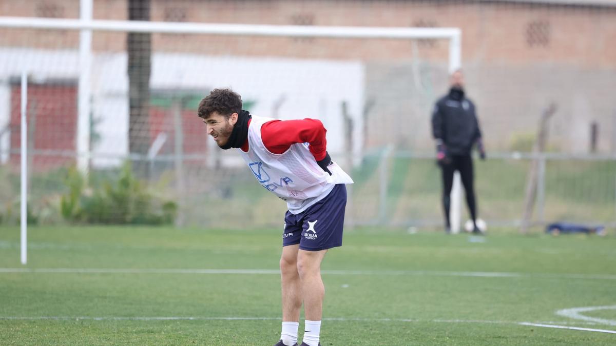 Armando Shashoua realiza un gesto de dolor durante el entrenamiento del Córdoba CF, este lunes.