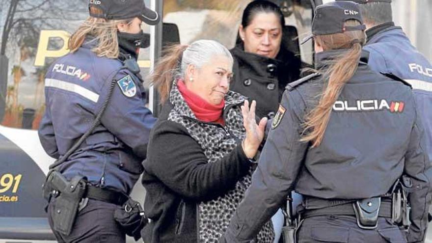 Francisca Cortés Picazo, La Paca, de 60 años, sale del furgón policial delante de su hija, La Guapi, para asistir al macrojuicio del caso Kabul, en Palma.