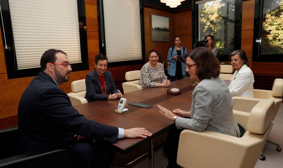 Granados conversa con Adrián Barbón en presencia de las senadoras María Fernández, Mercedes Otero y María Jesús Álvarez. | LNE