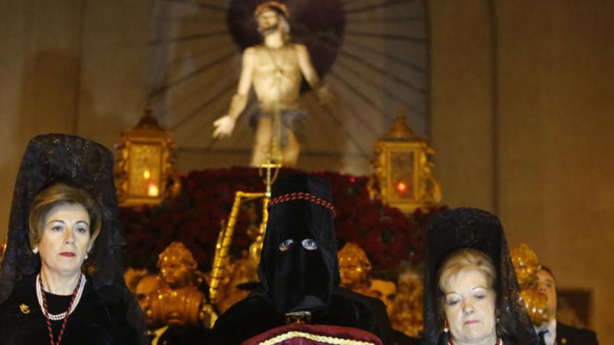 El Cristo del Perdón, con el preso indultado en primer plano, en la procesión de hace dos años