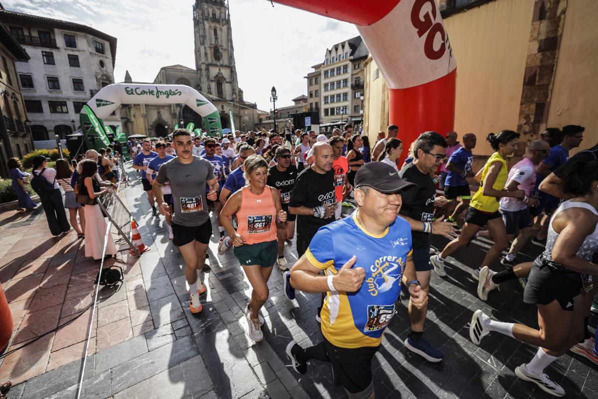 El azul tiñe el corazón de Oviedo con las camisetas de los 1.600 participantes en la carrera solidaria por el autismo El azul tiñe el corazón de Oviedo con las camisetas de los 1.600 participantes en la carrera solidaria por el autismo