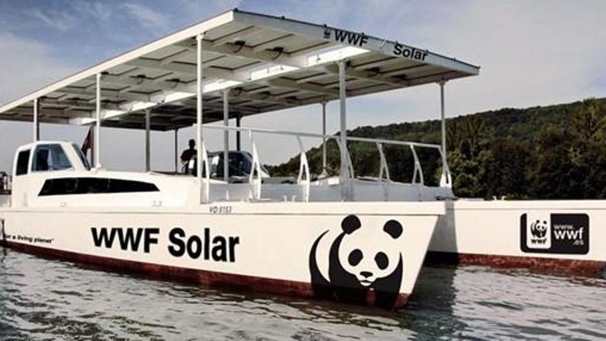 El barco WWF Solar hará salidas para recoger plásticos.