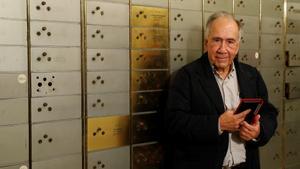 El poeta catalán Joan Margarit, en la sede del Instituto Cervantes donde depositó un legado en la Caja de las Letras dentro de homenaje que le tributó esta institución en el 2019.