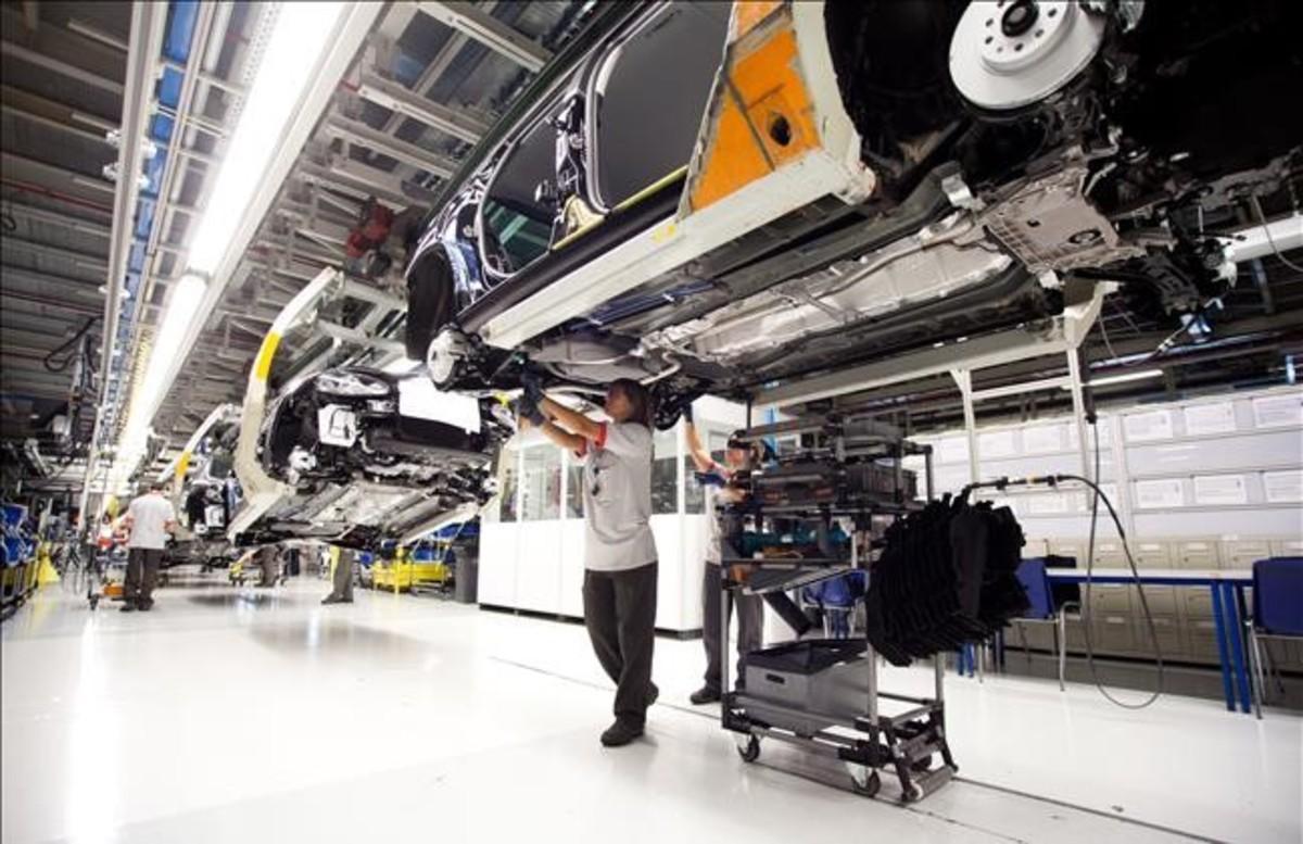 Trabajadores en la línea de montaje de la fábrica de Seat en Martorell.