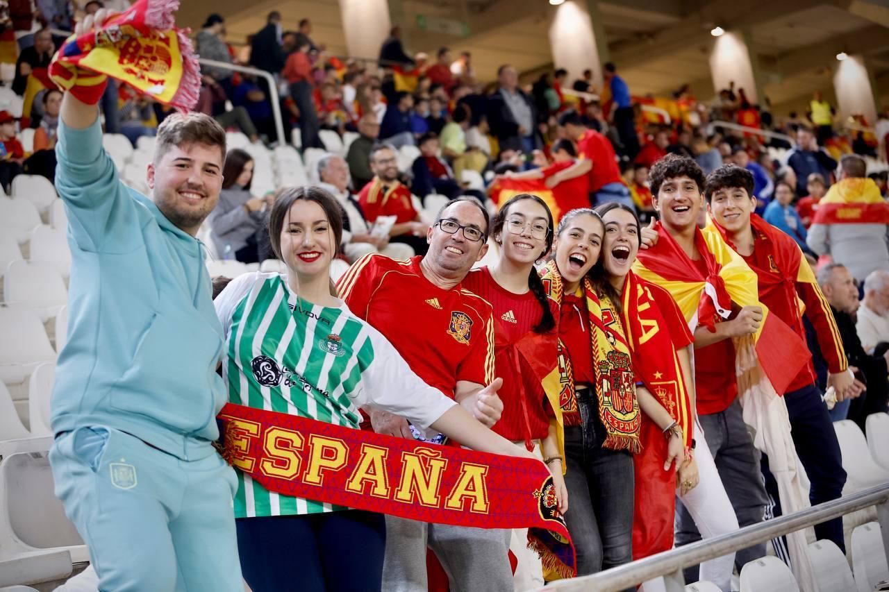 El apoyo de la afición cordobesa a la selección española, en imágenes