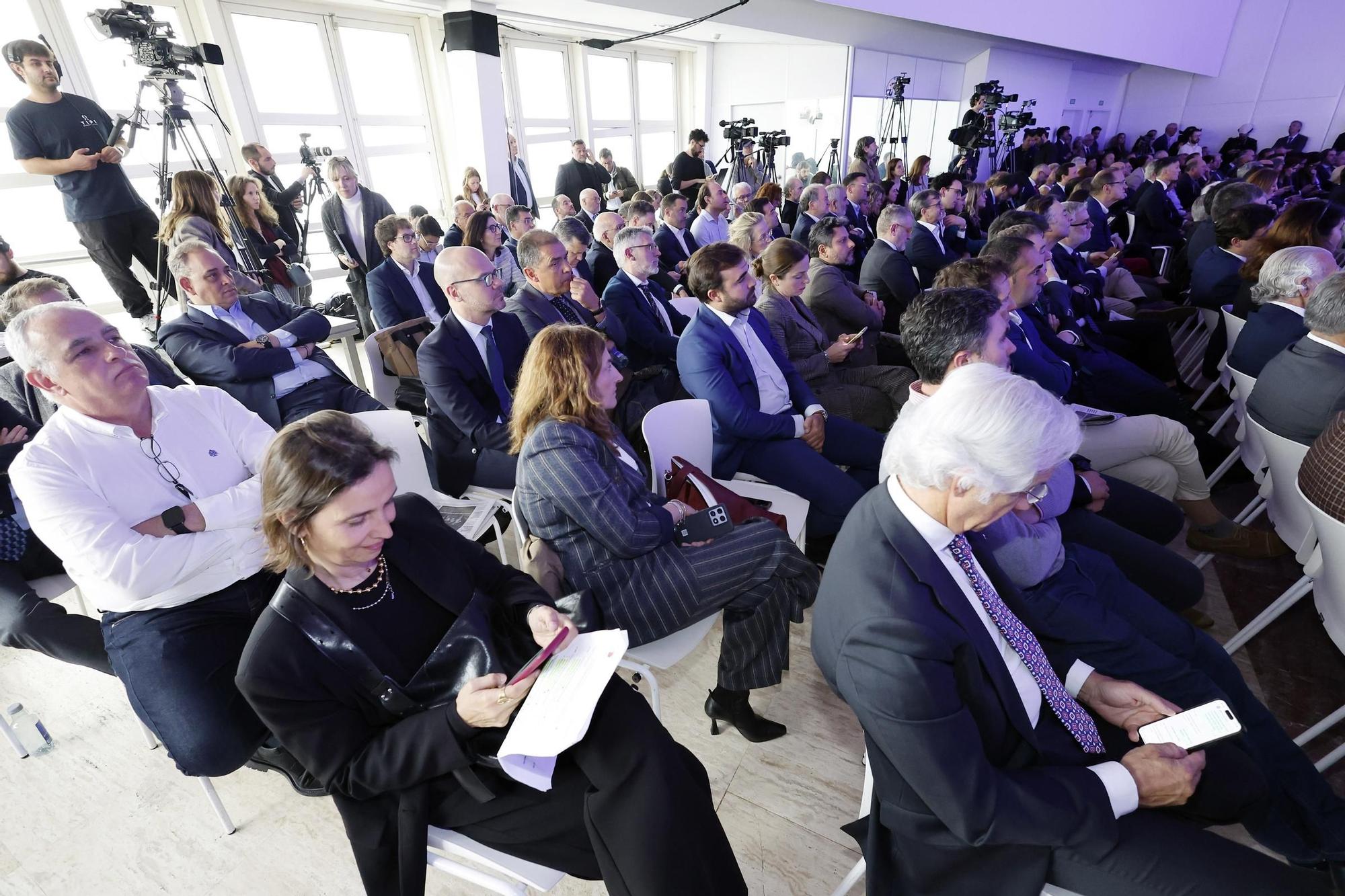 El poder político y empresarial se cita en Santiago
