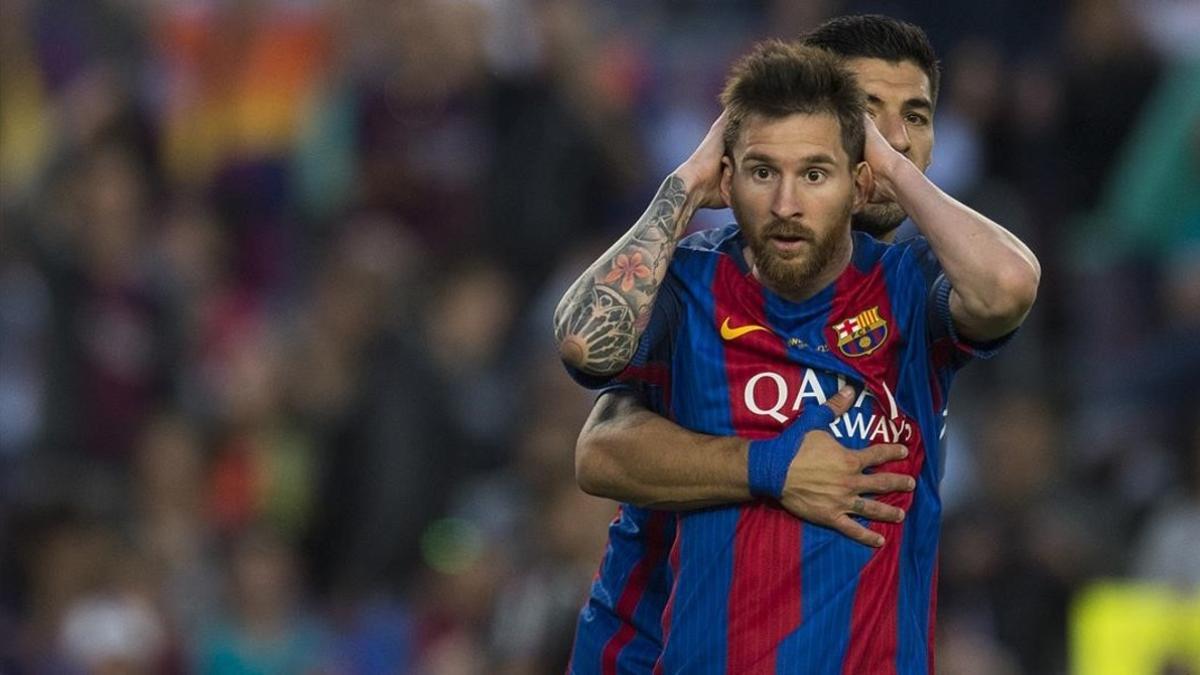 Messi es abrazado por Suárez tras un fallo en el Barça-Eibar del Camp Nou.