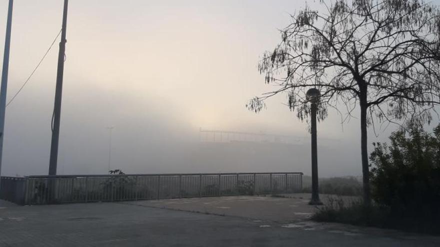 La niebla ha cubierto por completo el estadio Martínez Valero