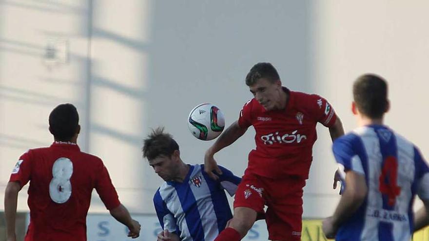 Alberto despeja de cabeza entre dos jugadores del Izarra.