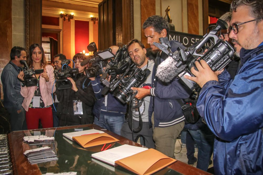 Cientos de personas pasan por delante de la urna con las cenizas del cantante para rendirle el último homenaje