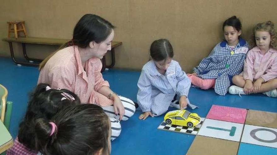 Una maestra enseña los primeros conceptos en Infantil. // FdV